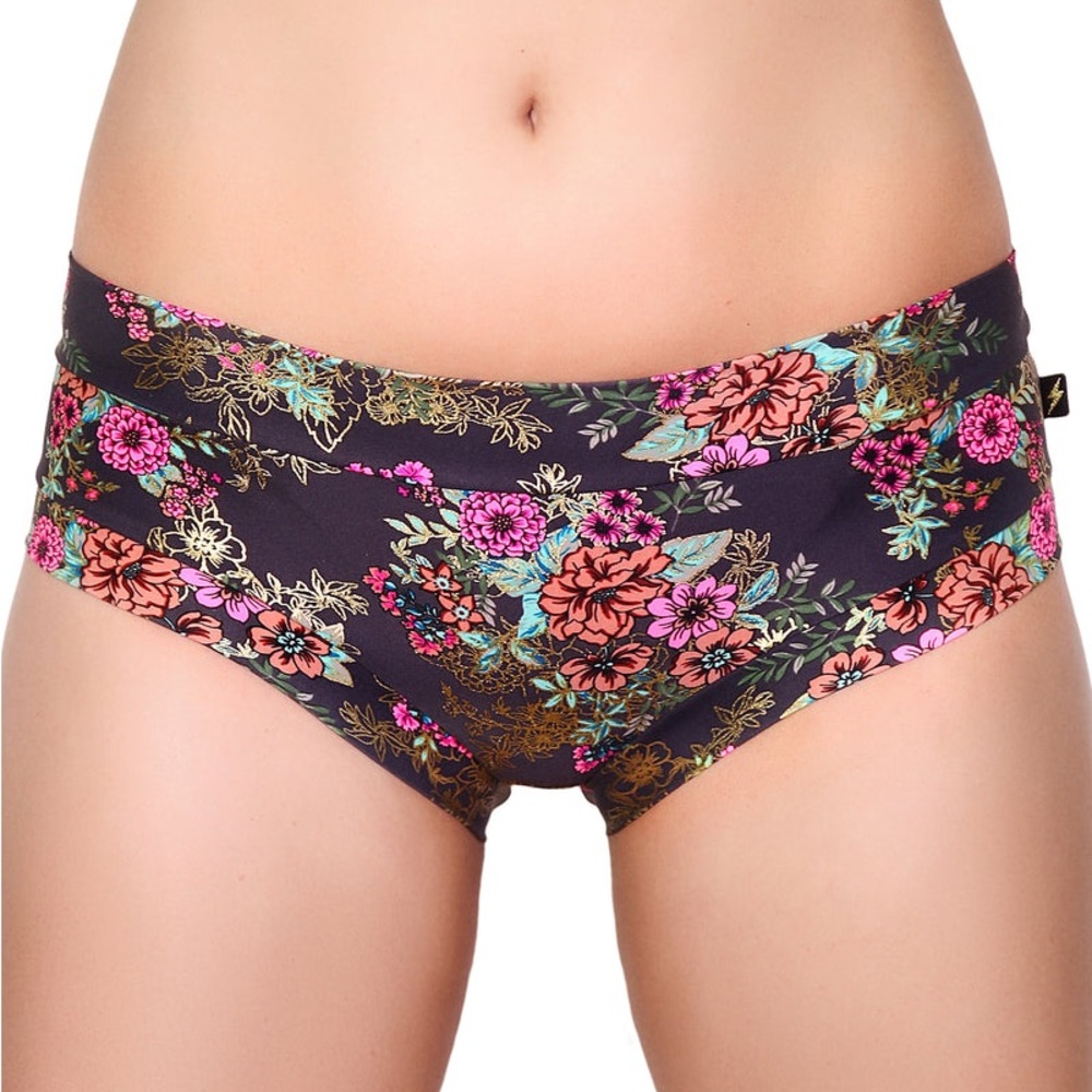 Cleo the Hurricane Sz S hot pants